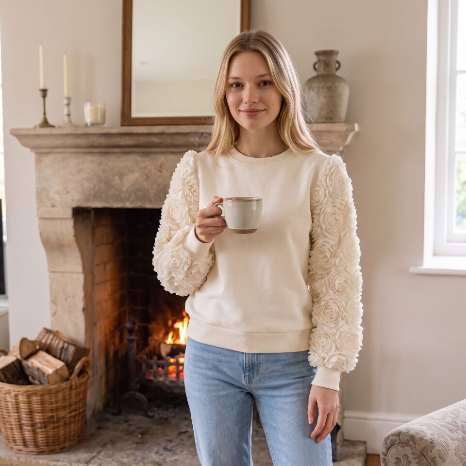 3D Gül Detaylı Kolları Olan Ekru Örme Sweatshirt